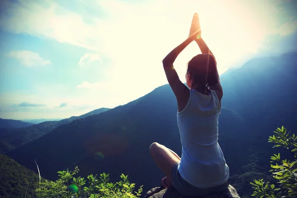 Mujer fitness practica yoga —  Fotos de Stock