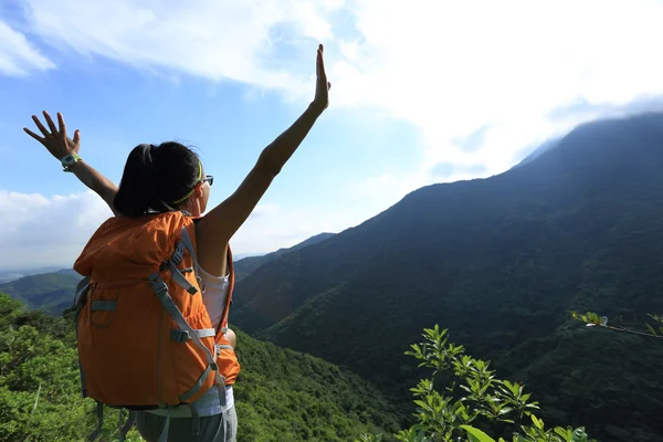 Cheering Woman Hiker Mountain Peak — Stock Photo, Image