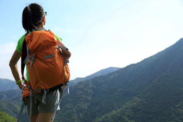 山頂で美しい風景を楽しむ若い女性ハイカー — ストック写真