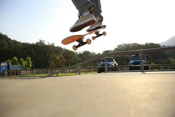 Gambe Skateboarder Che Fanno Ollie Allo Skatepark — Foto Stock