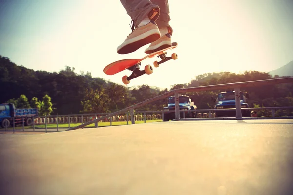 Skateboardista nohy dělají ollie — Stock fotografie