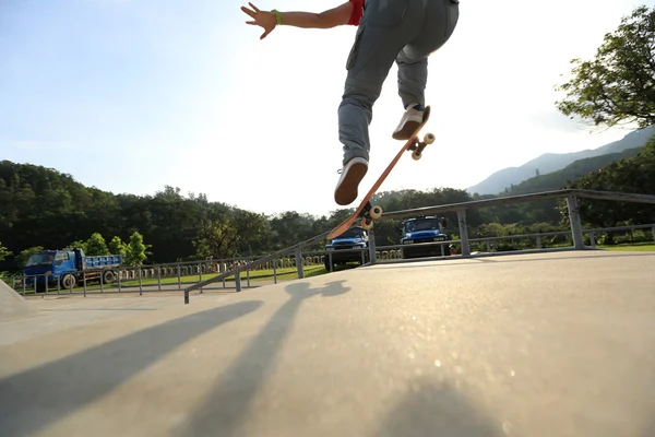 Gambe Skateboarder Che Fanno Ollie Allo Skatepark — Foto Stock