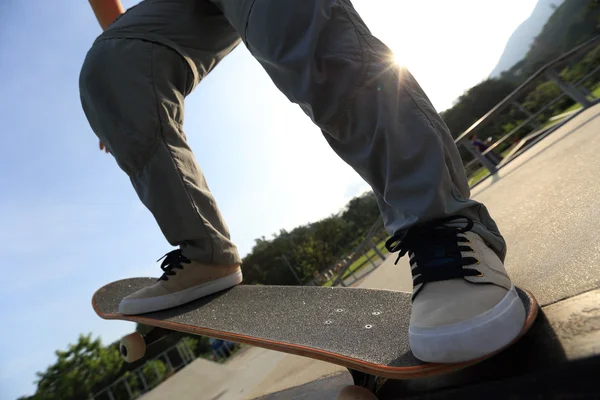 Ноги скейтбордиста на скейтборде — стоковое фото