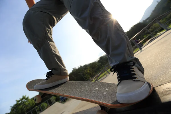 Skateboardista nohy na skateboard — Stock fotografie