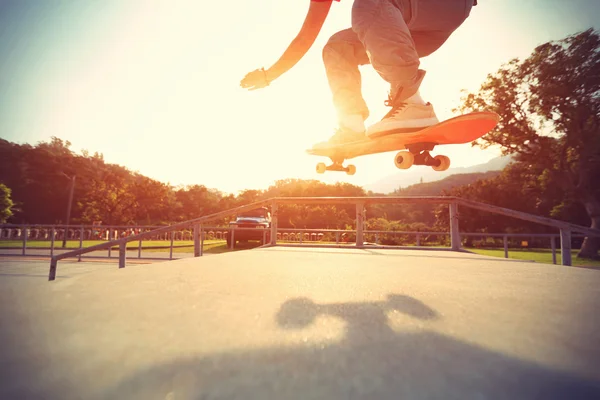 Skateboarder benen op skateboard — Stockfoto