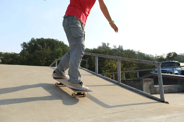 Skateboarder legs on skateboard — Stock Photo, Image