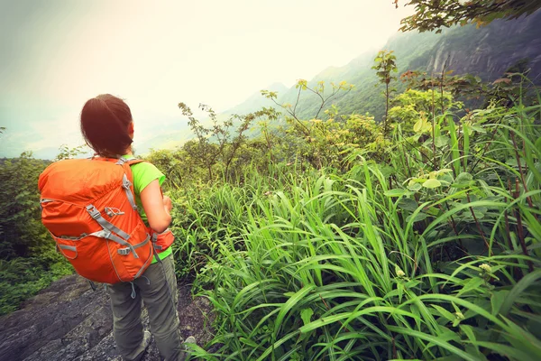 Jeune femme randonneuse au sommet de la montagne — Photo