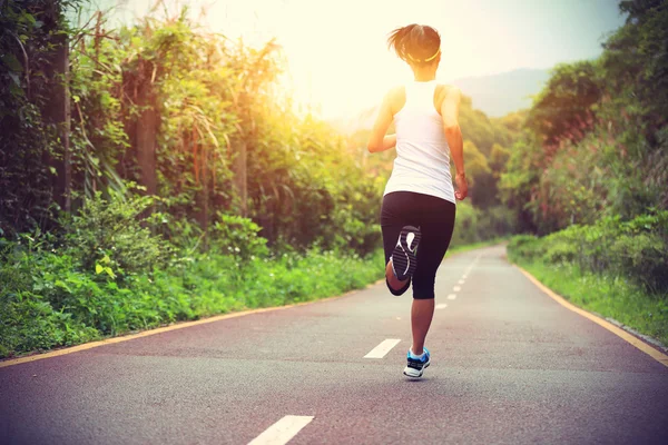 iz üzerinde çalışan genç bir kadın