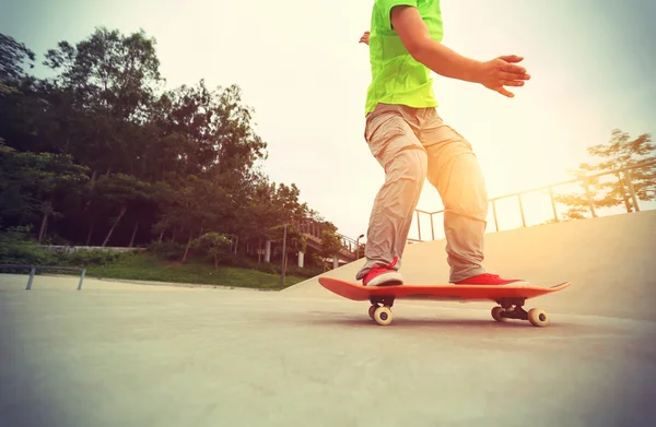 Skateboarder riding skateboard — Stock Photo, Image