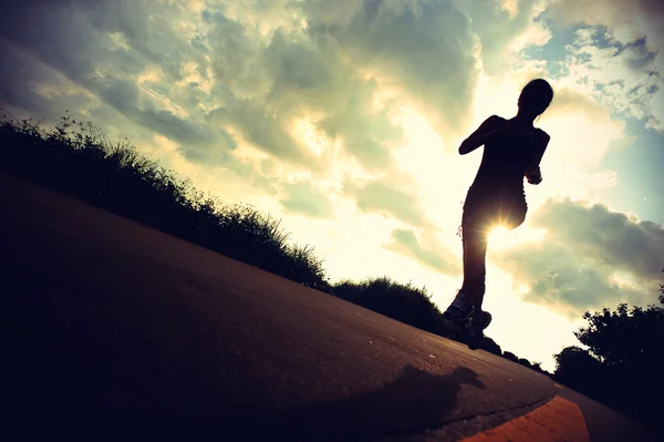 Silueta Corredor Fitness Mujer Corriendo Amanecer Sendero Junto Mar Efecto —  Fotos de Stock