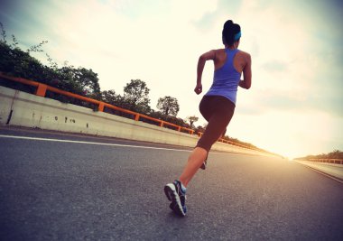 Şehir yolda çalışan kadın