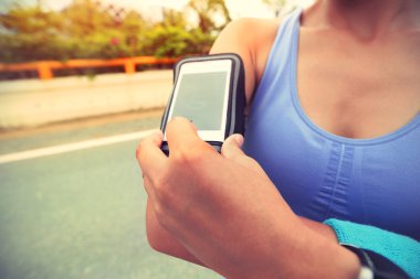 kadın runner ile akıllı telefon çalar