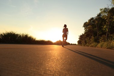 gündoğumu iz üzerinde çalışan genç fitness kadın