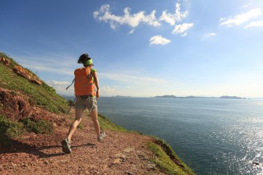 dağ iz üzerinde çalışan kadın