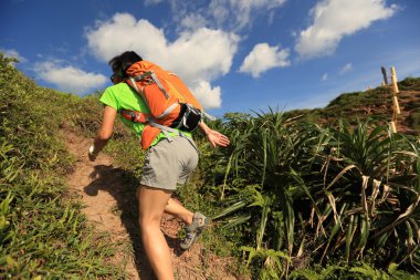 kadın backpacker dağ izi tırmanma