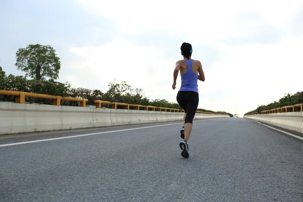 Femme courant sur la route de la ville — Photo