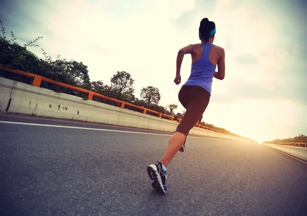 Şehir yolda çalışan kadın