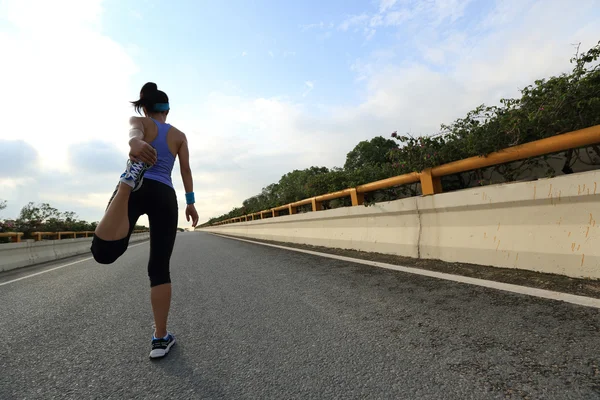 市の道路でウォーミング アップ若い女性ランナー — ストック写真
