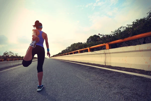 Mujer subcampeón calentando — Foto de Stock