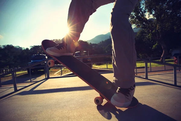 Skateboarder legs on skateboard — Stock Photo, Image