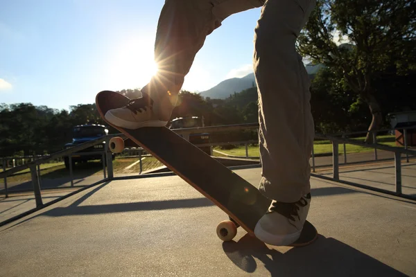 Skateboarder Benen Paardrijden Skateboard Skatepark — Stockfoto