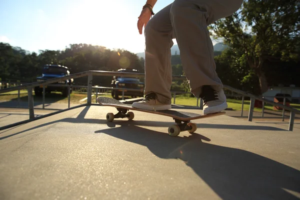 Pernas de skate no skate — Fotografia de Stock