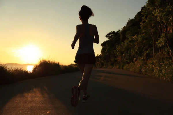 Jovem mulher fitness correndo — Fotografia de Stock