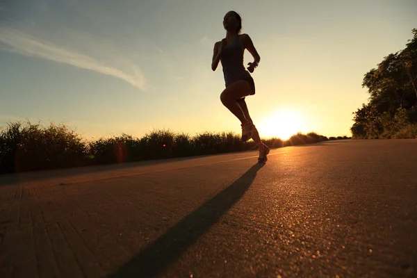 Joven Mujer Fitness Corriendo Por Sendero Del Amanecer —  Fotos de Stock