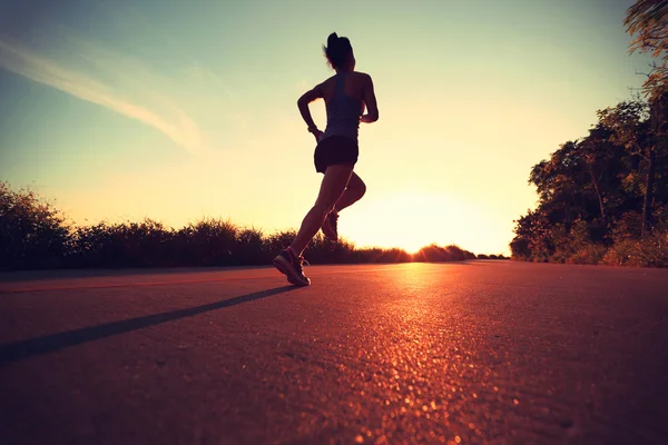 Joven Mujer Fitness Corriendo Por Sendero Del Amanecer — Foto de Stock