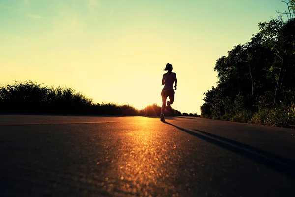 Jonge fitness vrouw uitgevoerd — Stockfoto