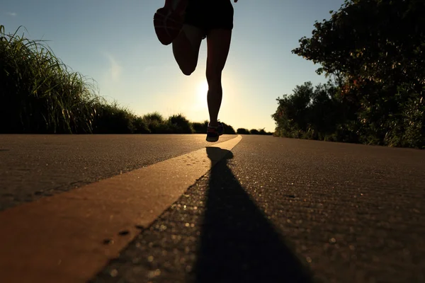 Unga Fitness Kvinnliga Ben Kör Över Sunset — Stockfoto