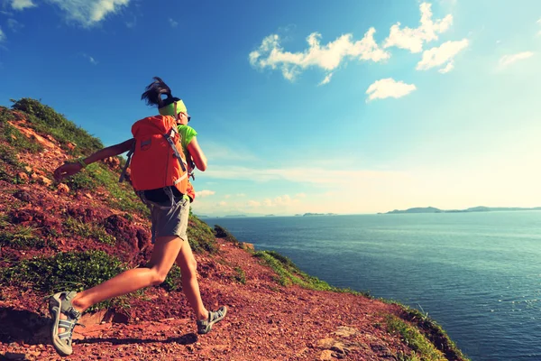 Mujer corriendo por sendero de montaña — Foto de Stock