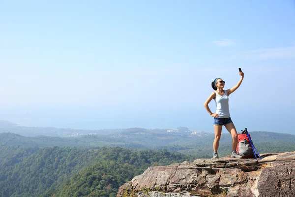 Femme Randonneur Prenant Des Photos Avec Smartphone Sommet Montagne — Photo