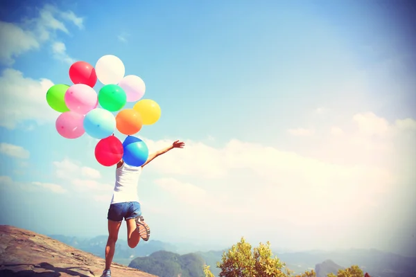 Jubelnde junge Frau mit Luftballons — Stockfoto