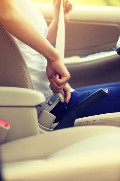 Driver buckle up seat belt — Stock Photo, Image
