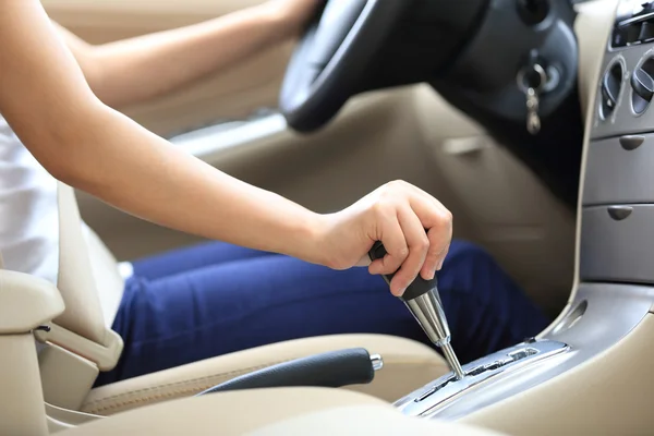 Woman driver shifting gear stick — Stock Photo, Image