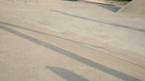 Skateboarderbeine auf Skateboard — Stockvideo