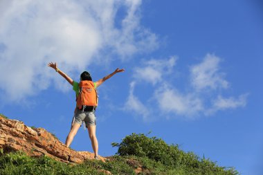 kadın backpacker tezahürat