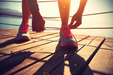 Sportif kadın bağlama ayakkabı bağı