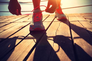 Sportif kadın bağlama ayakkabı bağı