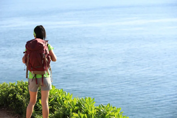 Νεαρή γυναίκα backpacker — Φωτογραφία Αρχείου