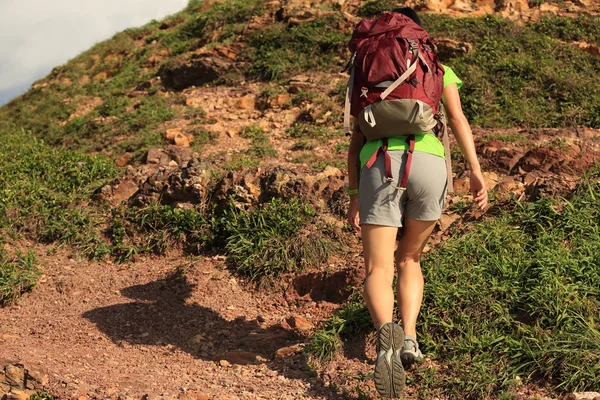 Donna zaino in spalla arrampicata su — Foto Stock