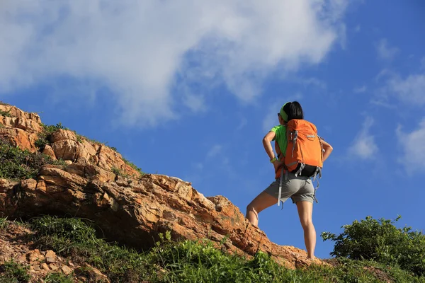 Jeune femme routard à la montagne — Photo