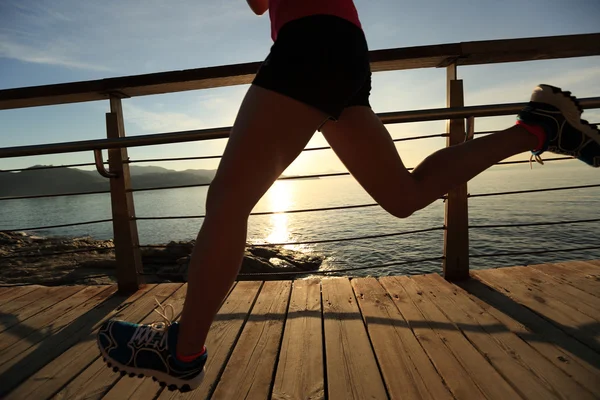 Gambe femminili sportive in esecuzione — Foto Stock