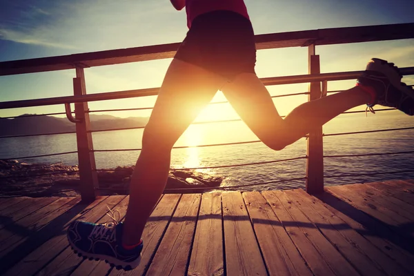 Jambes féminines sportives courir — Photo