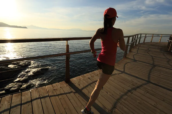 Estilo Vida Saludable Mujer Deportiva Corriendo Pasarela Madera —  Fotos de Stock