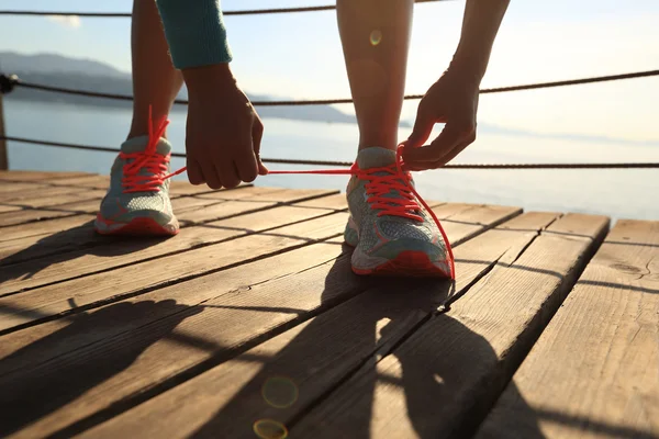 Deportista hembra atando cordones de zapatos — Foto de Stock