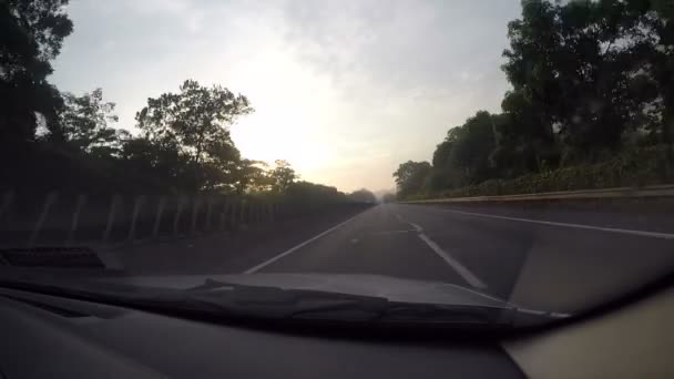 Samochód jedzie na drodze — Wideo stockowe