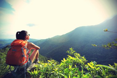 kadın backpacker dağ tepe üzerinde