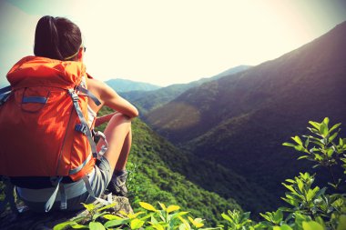 kadın backpacker dağ tepe üzerinde